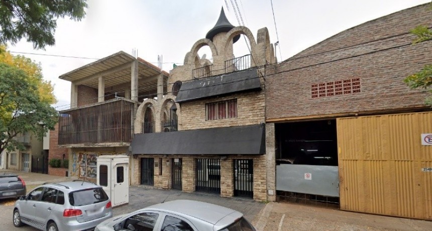 Una mujer fue atacada con cuchillos por su pareja en un hotel de Cinco Esquinas