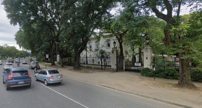 Hallan bandera con mensaje mafioso frente a Telefé Rosario