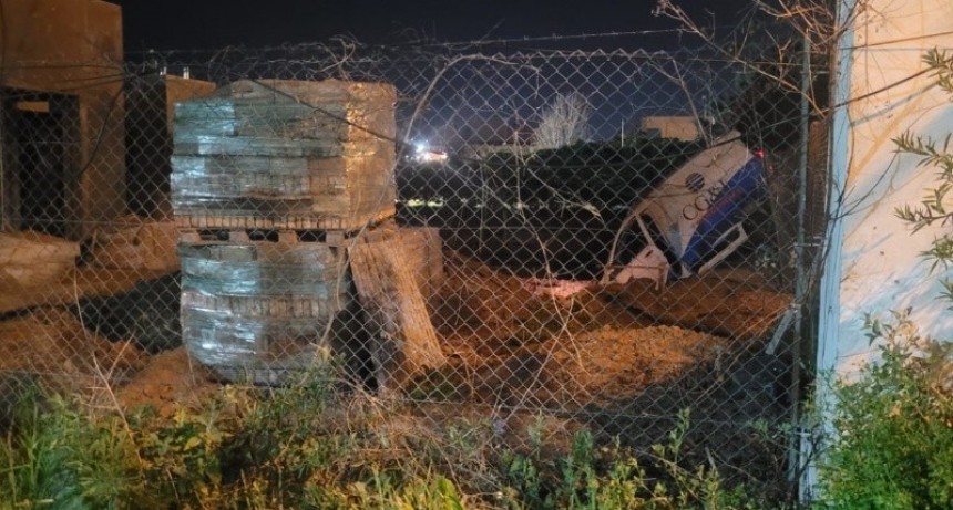 Persecución tras el robo de una ambulancia terminó con los ladrones adentro de una pileta en Funes