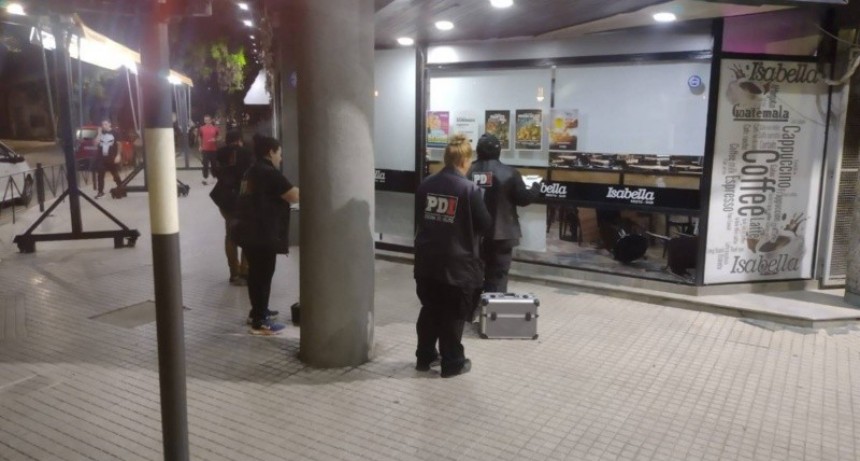 Rompió la vidriera de un bar en Echesortu, robó dos botellas y fue detenido a las pocas cuadras