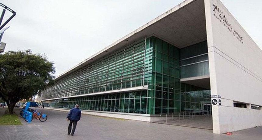 Un joven murió al sufrir un corte en el cuello cuando intentaba salir por la ventana de su casa