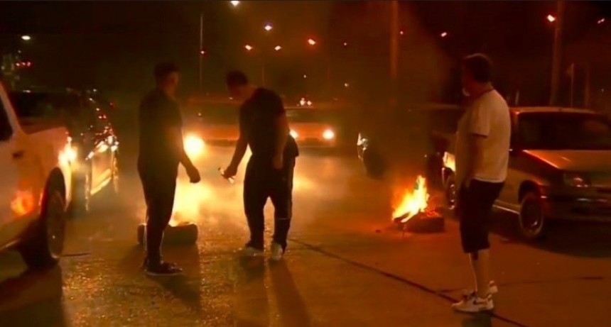 Vecinos de Barrio Rucci protestan por seguridad en medio de un corte de luz