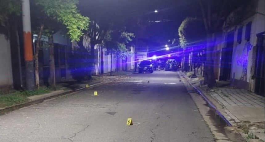 Delincuentes se enfrentan a la policía y abandonan moto sin patente en Azcuénaga