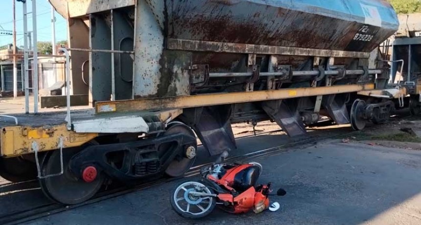 Motociclista sobrevive de milagro el choque de un tren al pasar con barrera baja