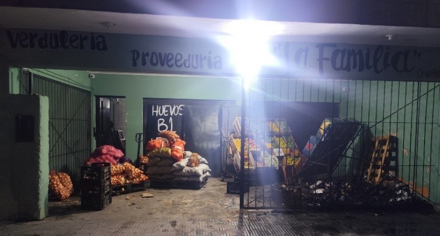 Atacaron e incendiaron una verdulería en zona sur y dejaron un mensaje extorsivo