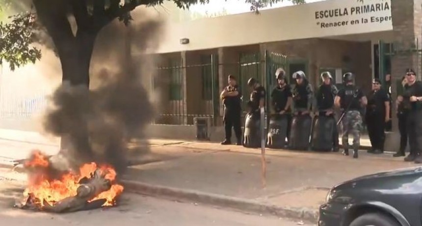 Cierran temporalmente una escuela tras una denuncia de violencia sexual entre alumnos y agresiones al personal
