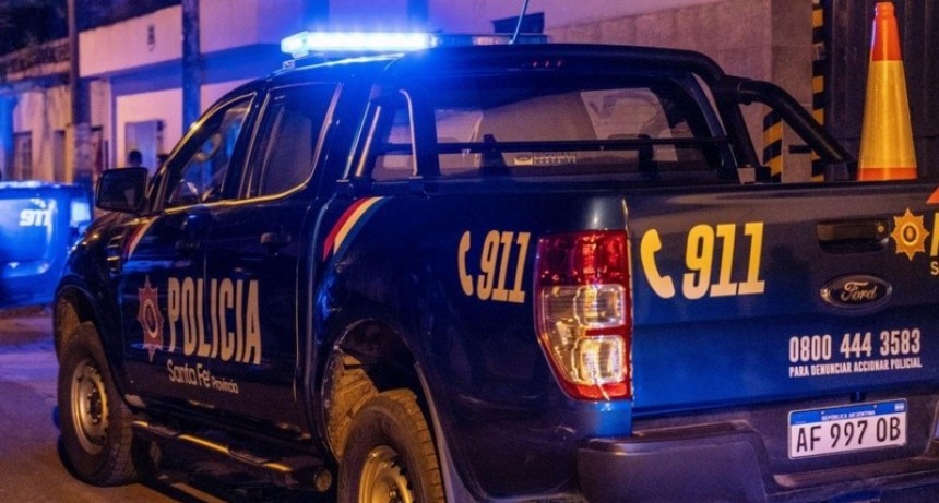 Asaltaron a una policía en la puerta de su casa y le robaron el arma reglamentaria