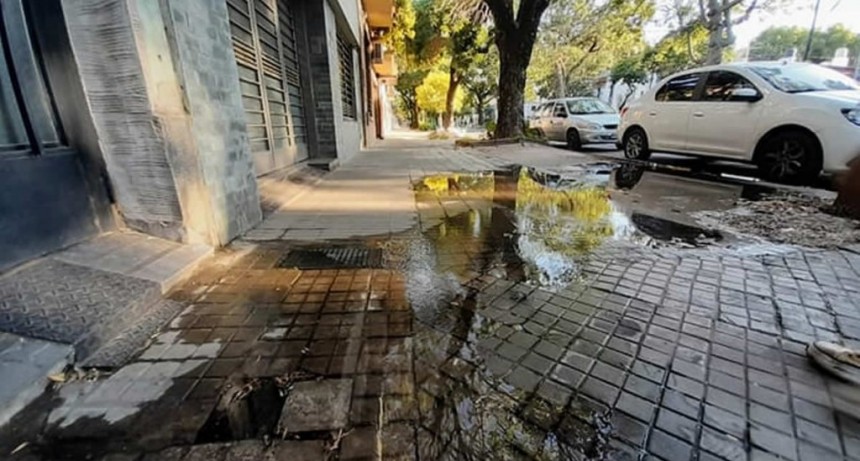Aumentan los robos de medidores, caños y picaportes en Barrio Lourdes