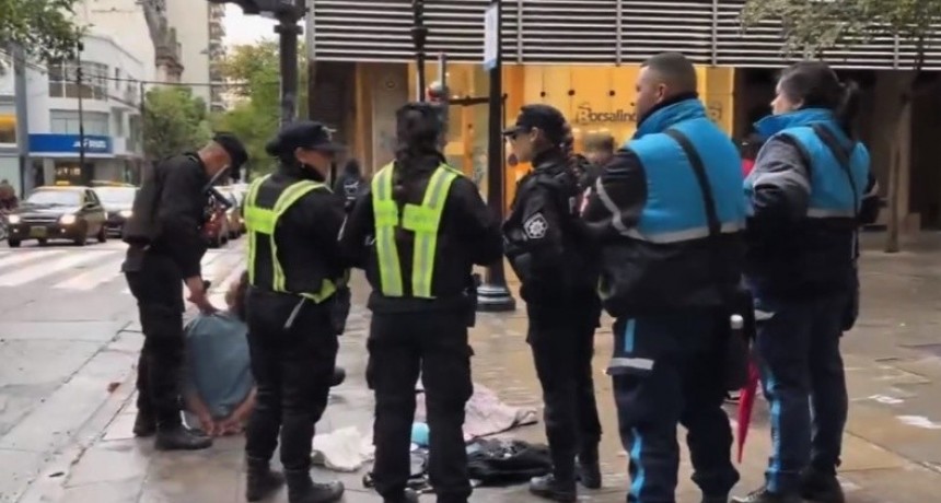 Detenido hombre agresivo con cuchillo en la peatonal Córdoba