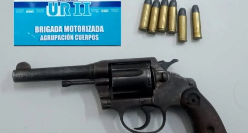 Adolescente de 17 años lleva un arma cargada a la escuela en Pichincha