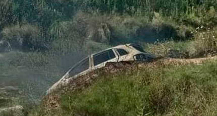 Hallaron un cuerpo en un auto incendiado a orillas del Arroyo Ludueña