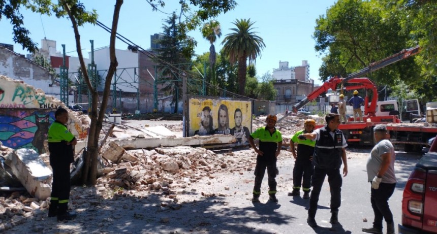 Desplome de paredón en obra de Santiago y Tucumán, milagrosamente sin heridos