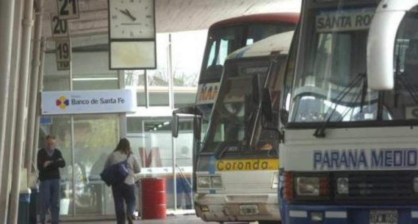 Santa Fe: Detienen a dos hombres tras robar a una mujer en la Terminal de Ómnibus