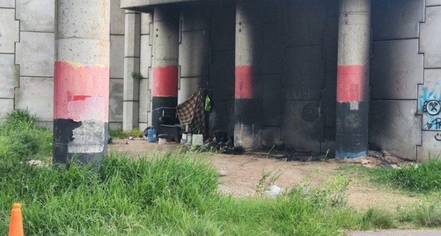 Grave ataque a un hombre en situación de calle: lo incendiaron bajo un puente y hay dos detenidos